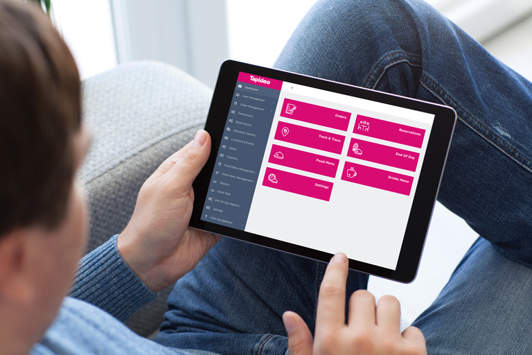 Man using the Tapldoo Dashboard on a tablet